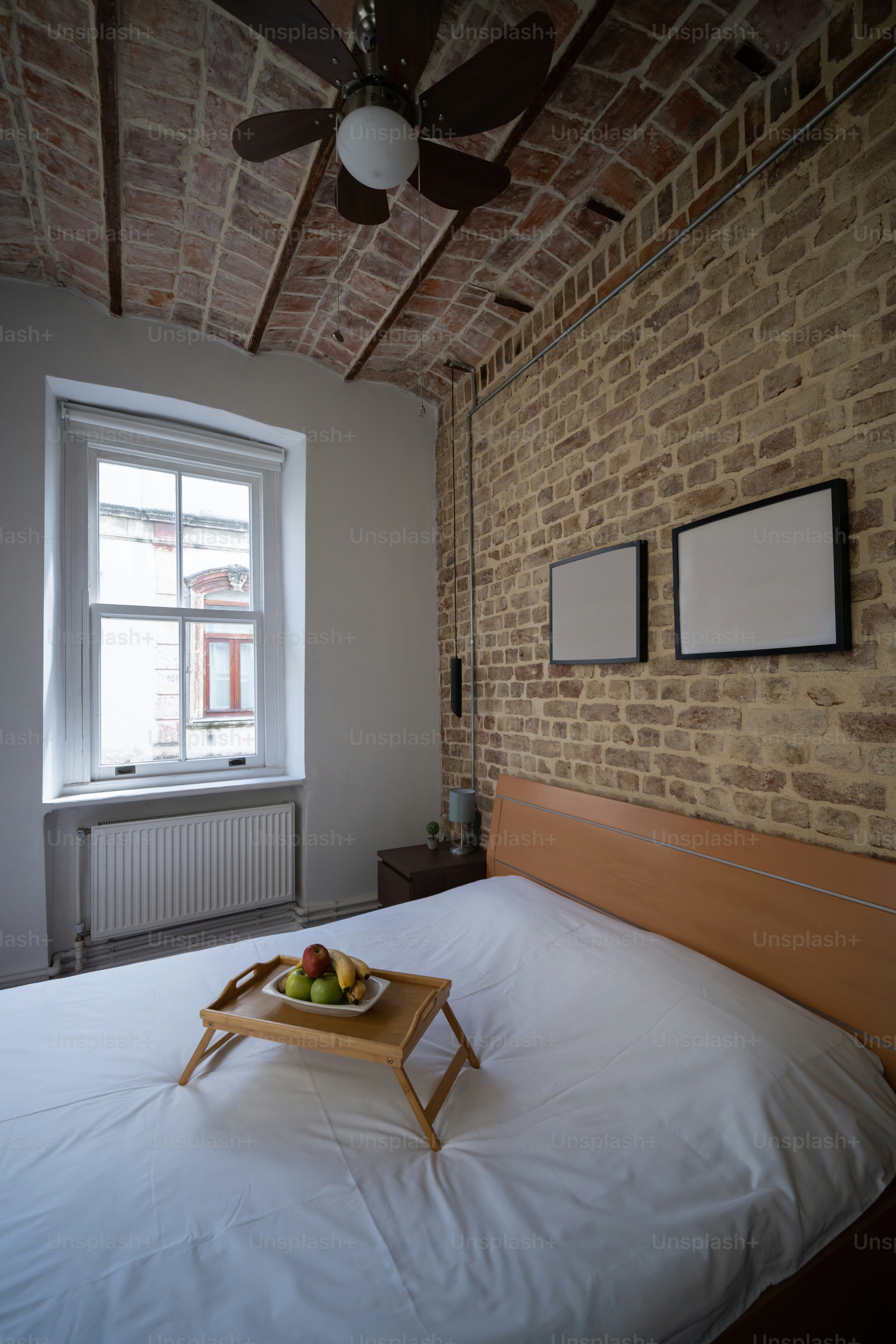 ein Bett mit einem Tablett mit Obst darauf