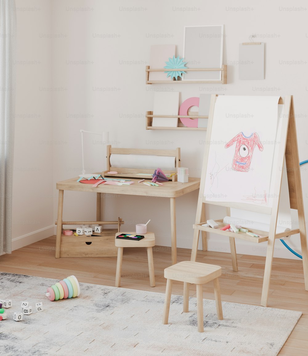 um quarto de criança com um cavalete branco e brinquedos de madeira