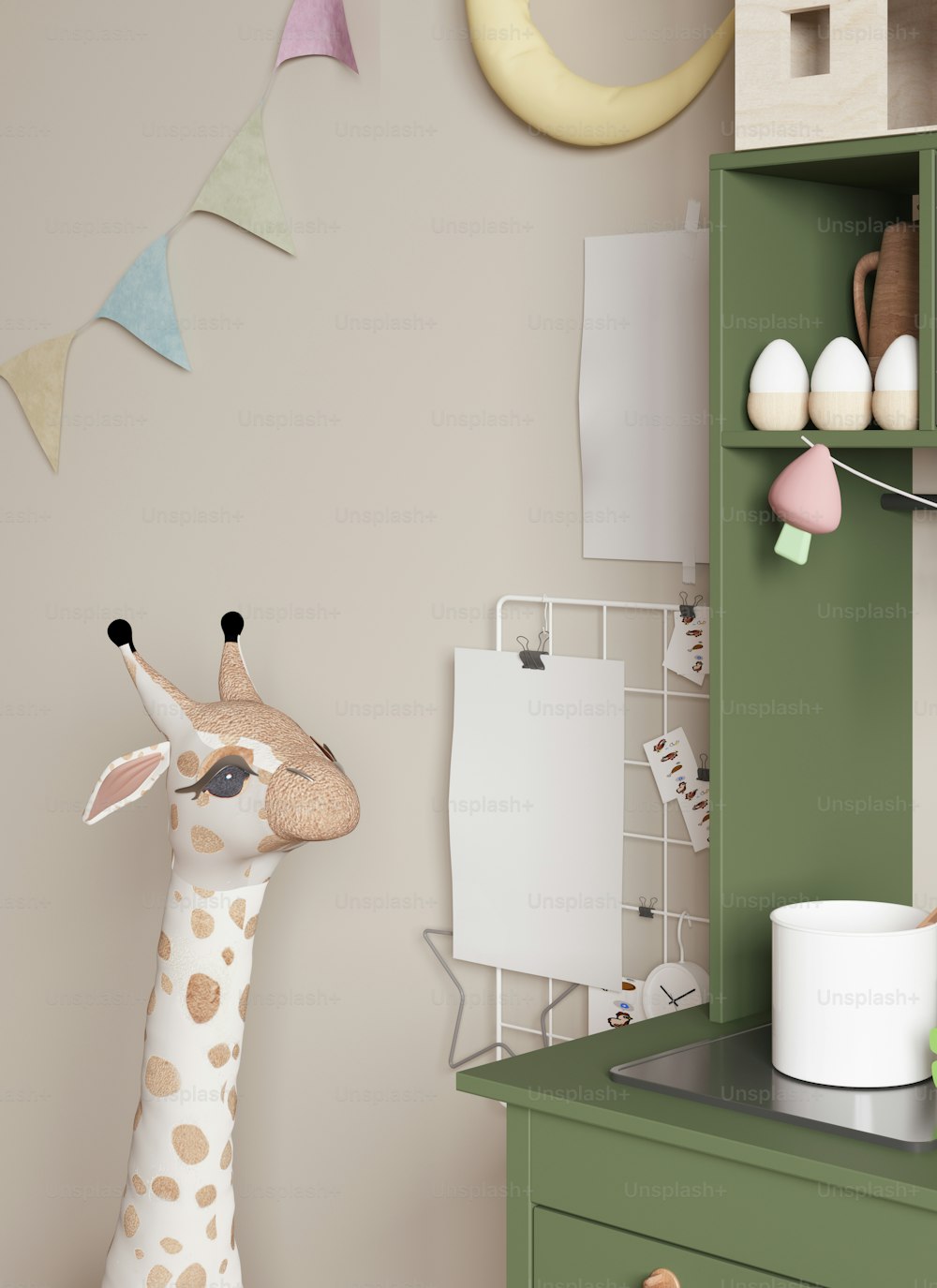 Une girafe jouet debout à côté d’une armoire verte