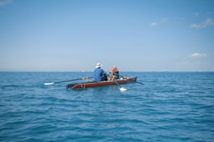 海の真ん中でボートに乗った二人