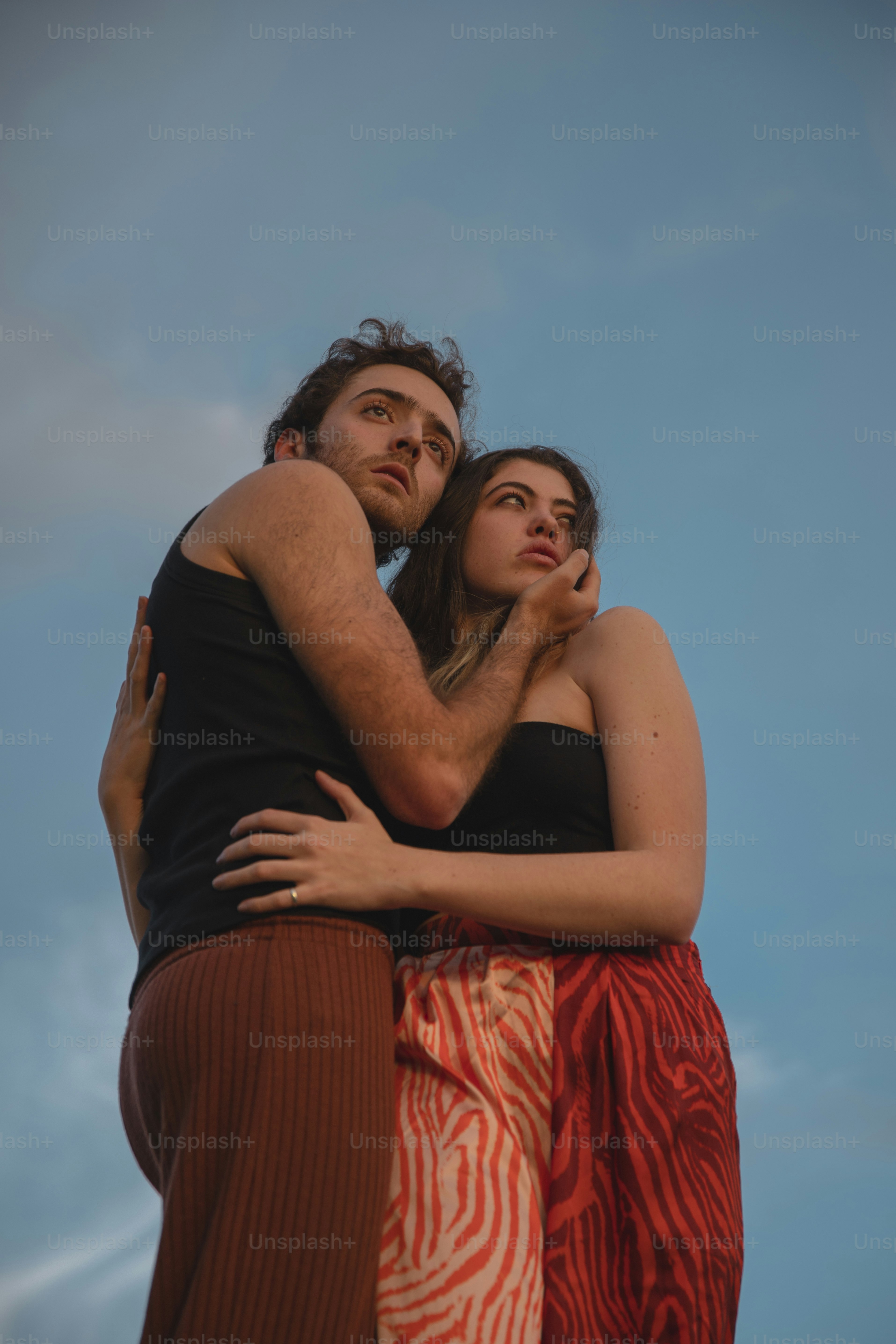 Un homme et une femme s’embrassant