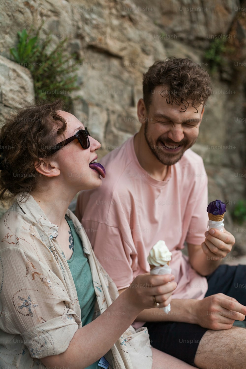 un homme et une femme mangeant de la crème glacée