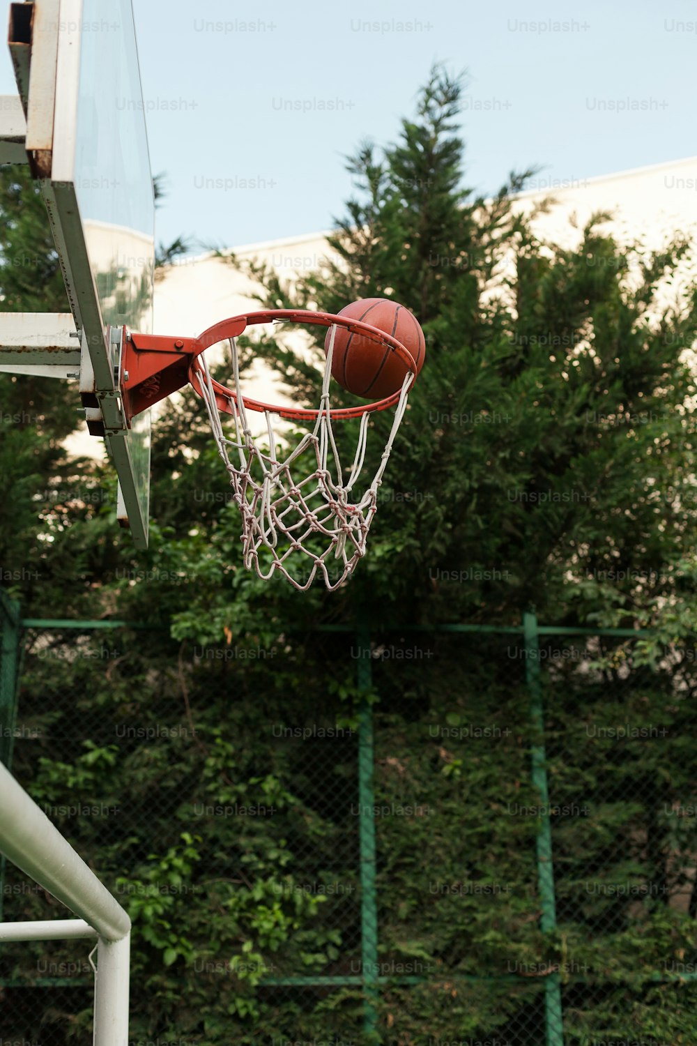 ein Basketball, der durch das Netz eines Basketballkorbs geht