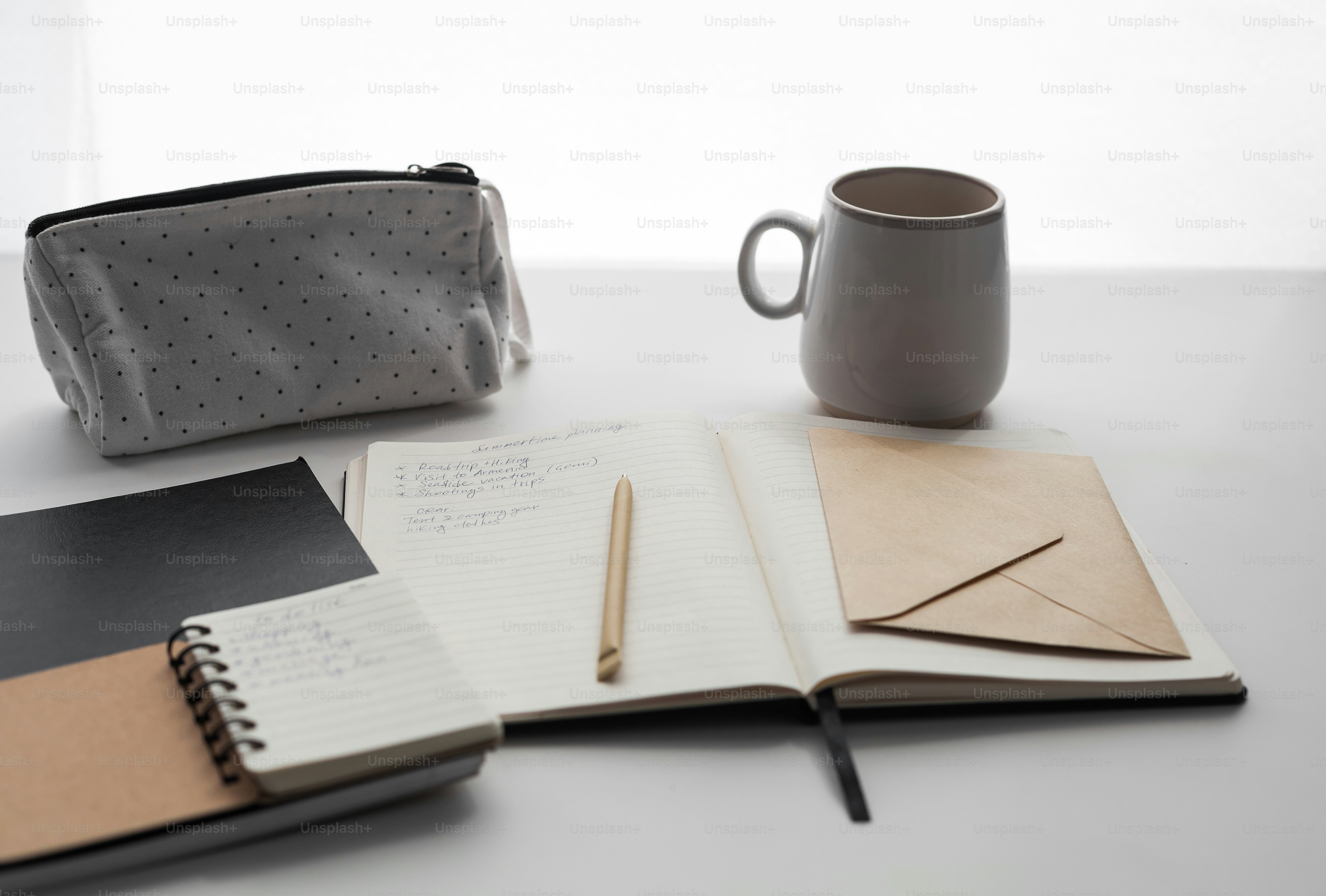 eine Tasse Kaffee und ein Notizbuch auf einem Tisch