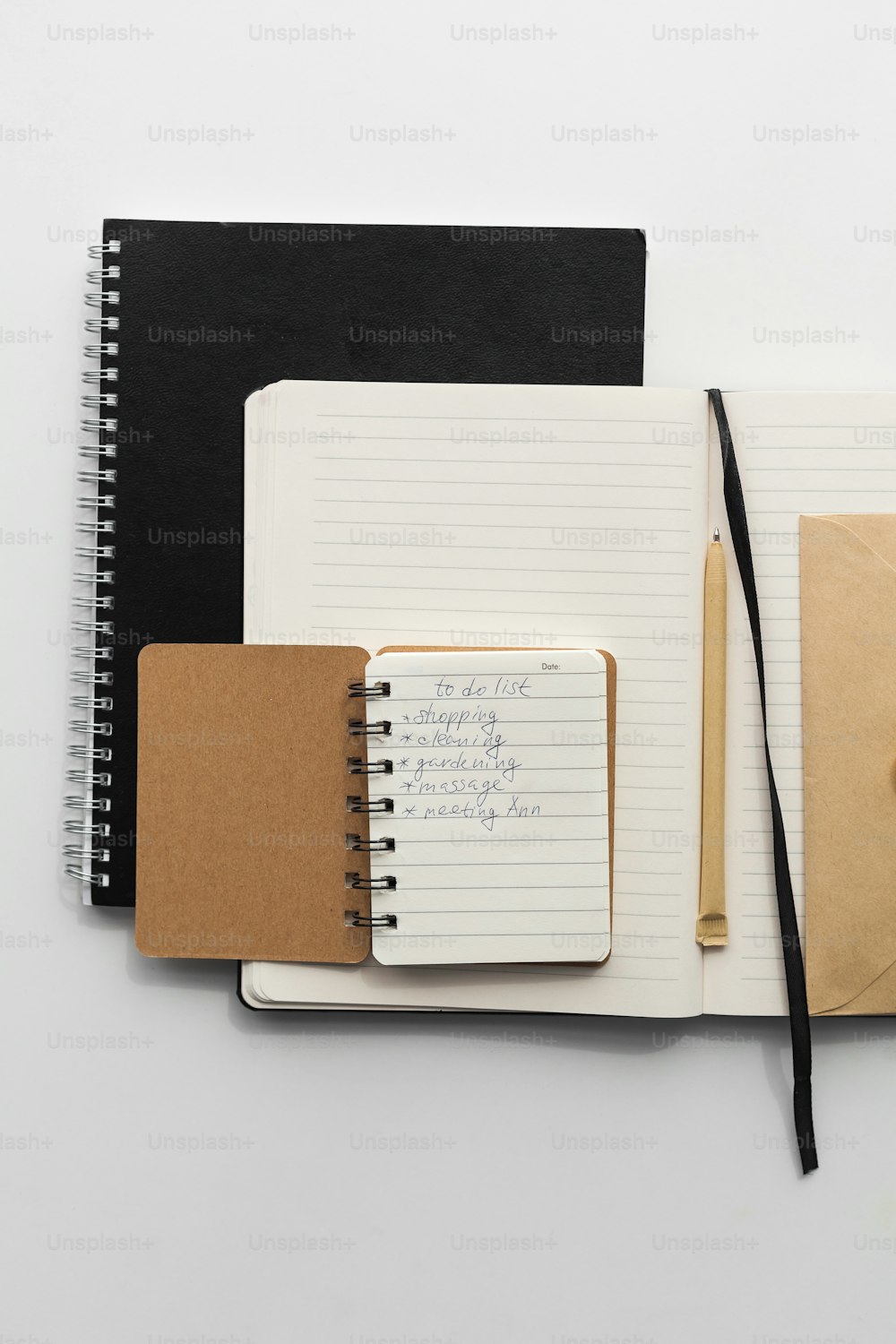 un cahier avec un stylo et un bloc-notes par-dessus