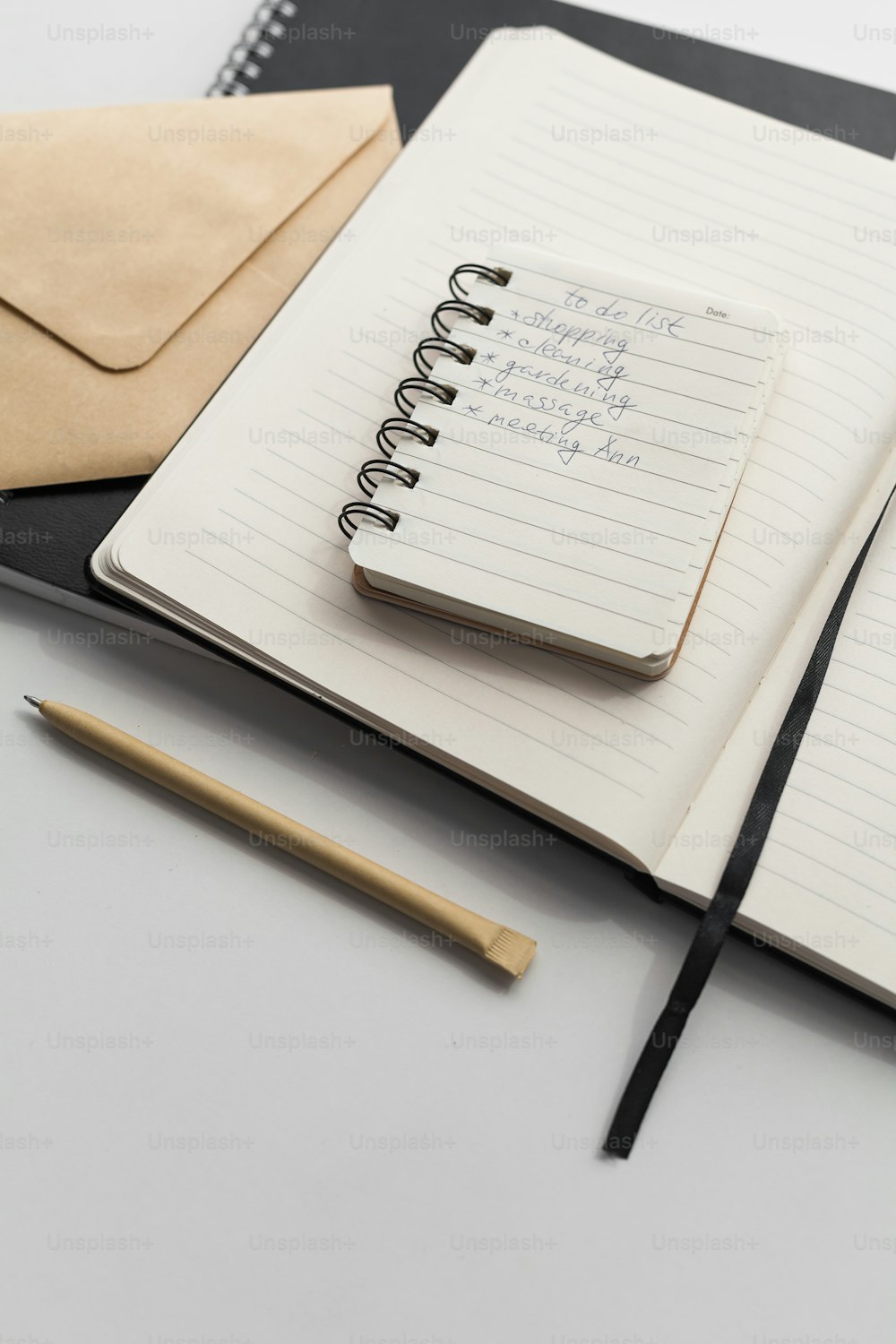 um caderno com um bloco de notas e caneta em cima dele