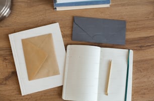 ein aufgeschlagenes Notizbuch und ein Stift auf einem Holztisch