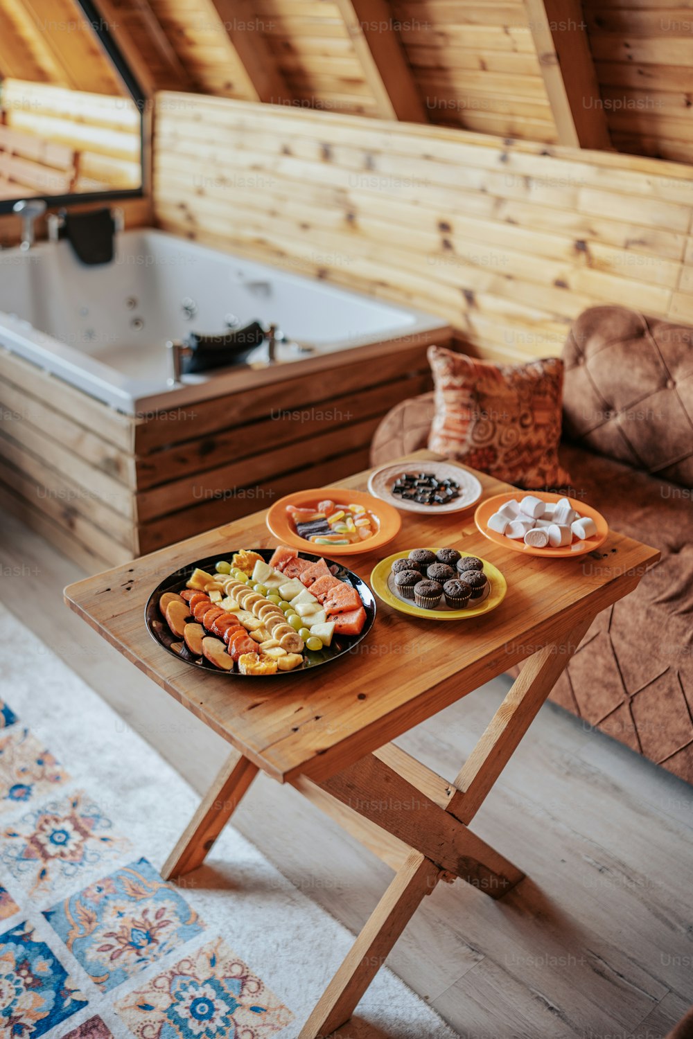 ein Holztisch mit Tellern voller Speisen