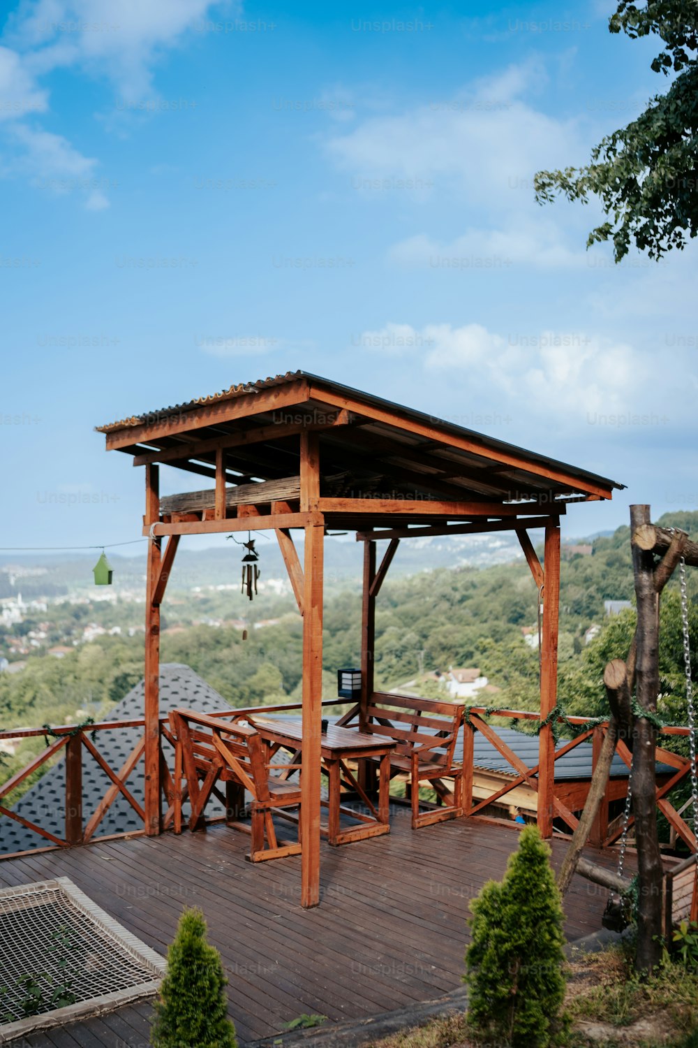 Un mirador de madera sentado en la parte superior de una cubierta de madera