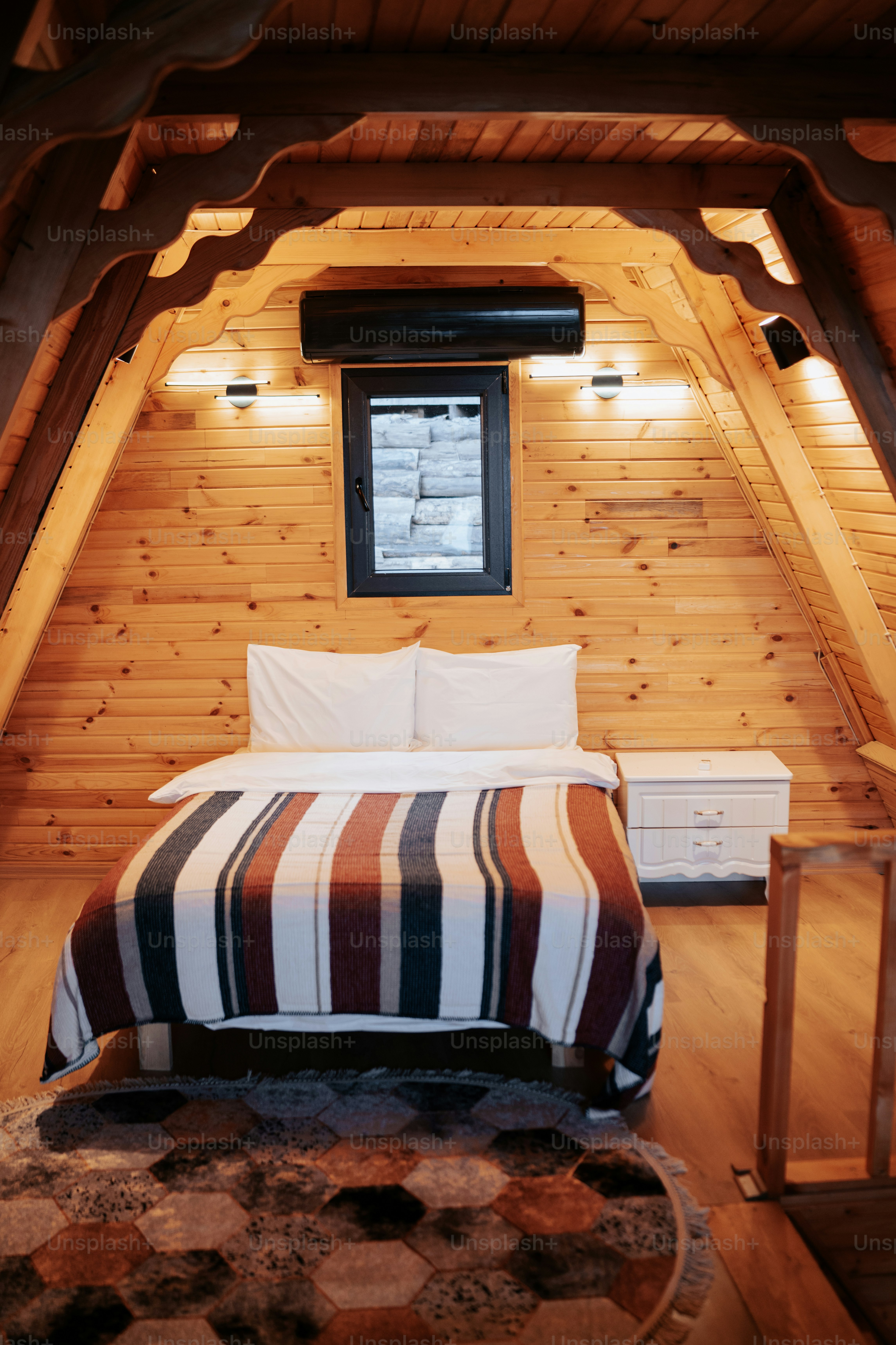 un letto seduto in una camera da letto accanto a una finestra