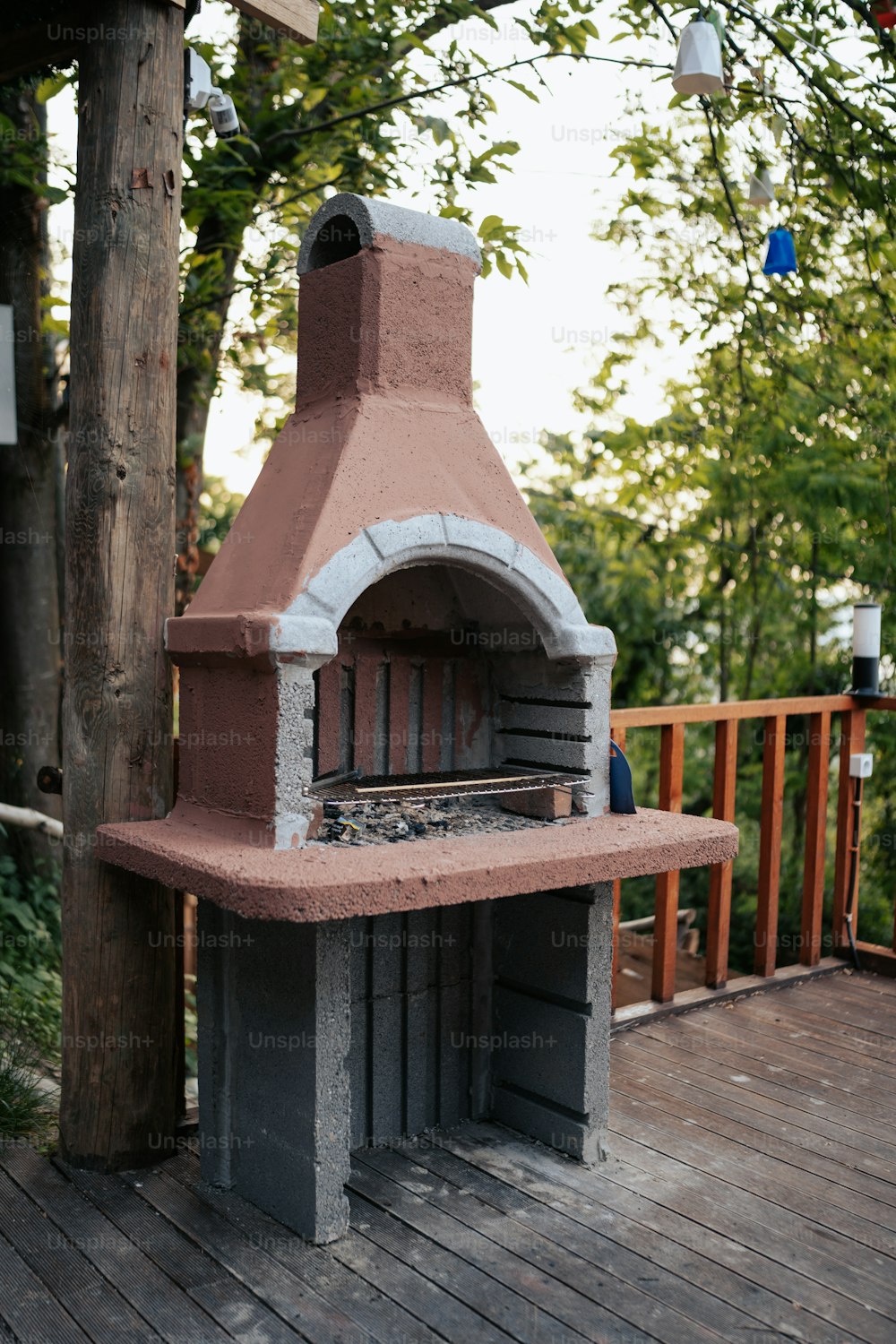 um forno de tijolo sentado em cima de um deck de madeira