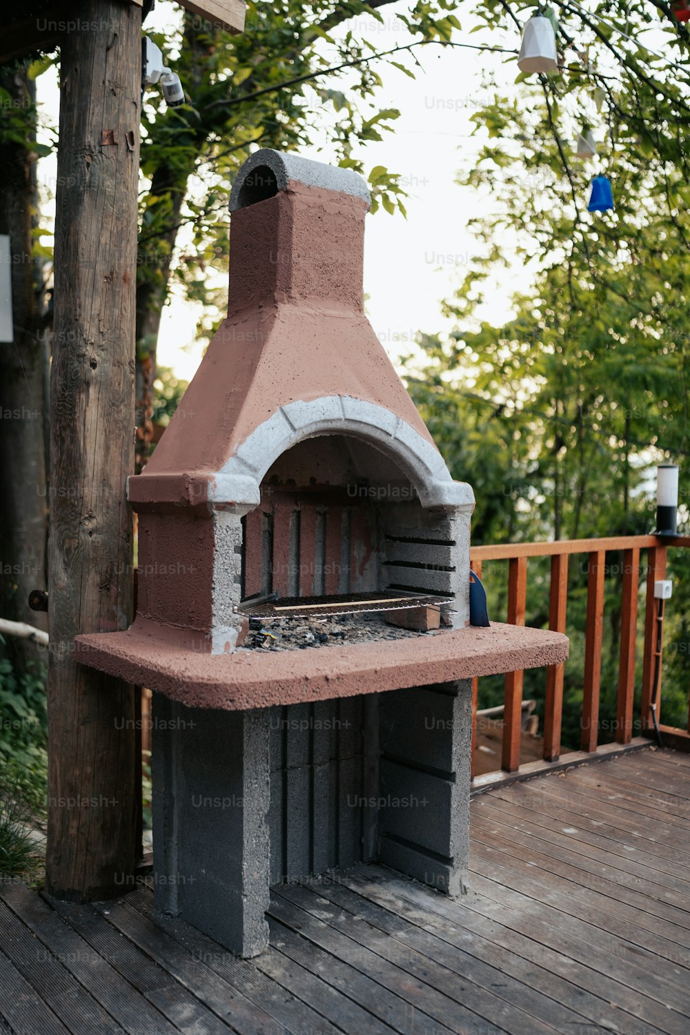 un four en briques posé sur une terrasse en bois