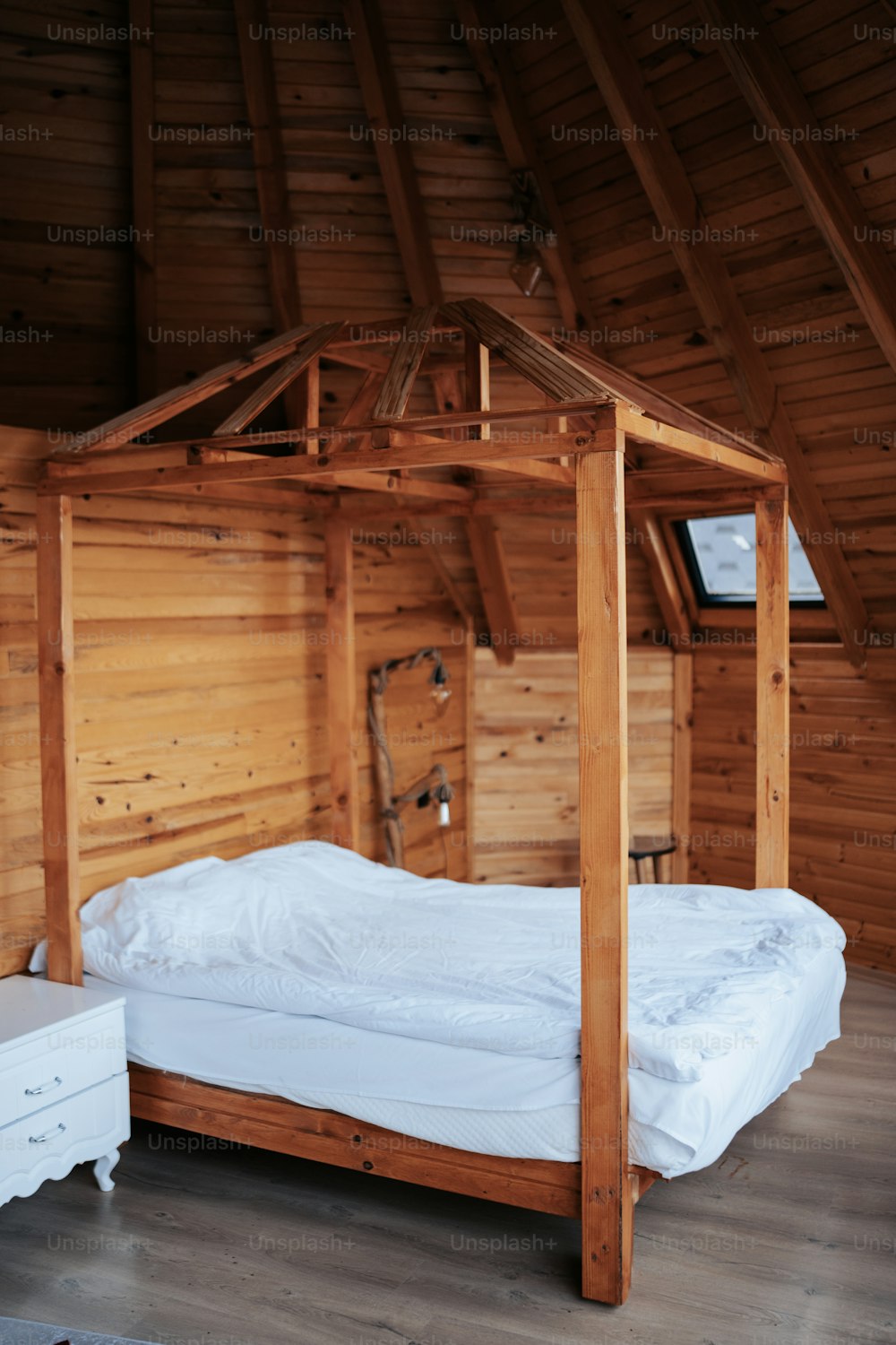 una cama en una habitación con paredes de madera