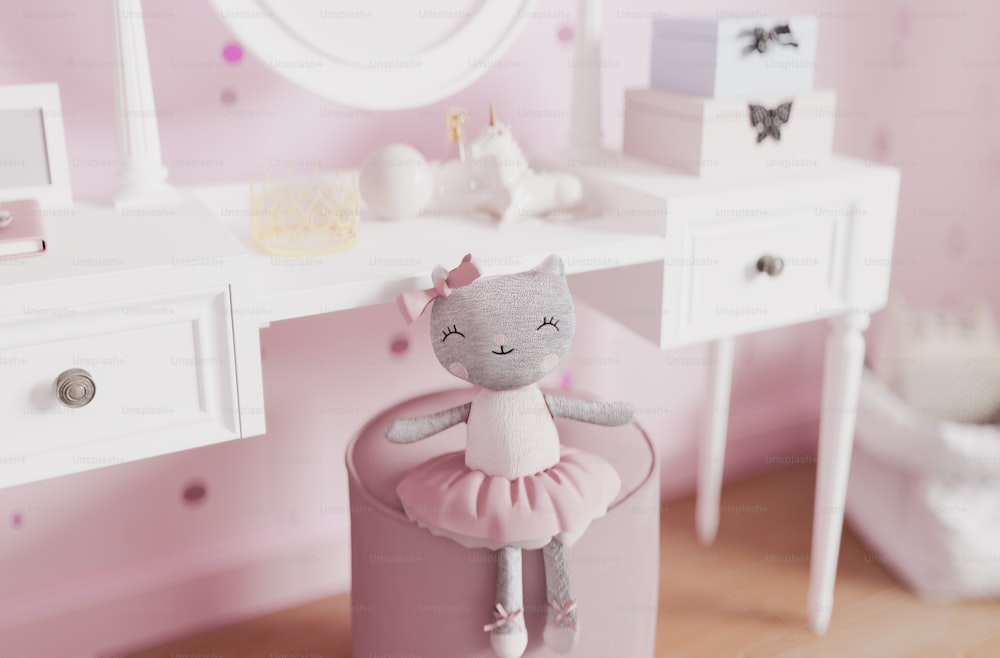 Una muñeca sentada en un taburete en una habitación