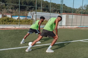 Dos jóvenes jugando un partido de fútbol