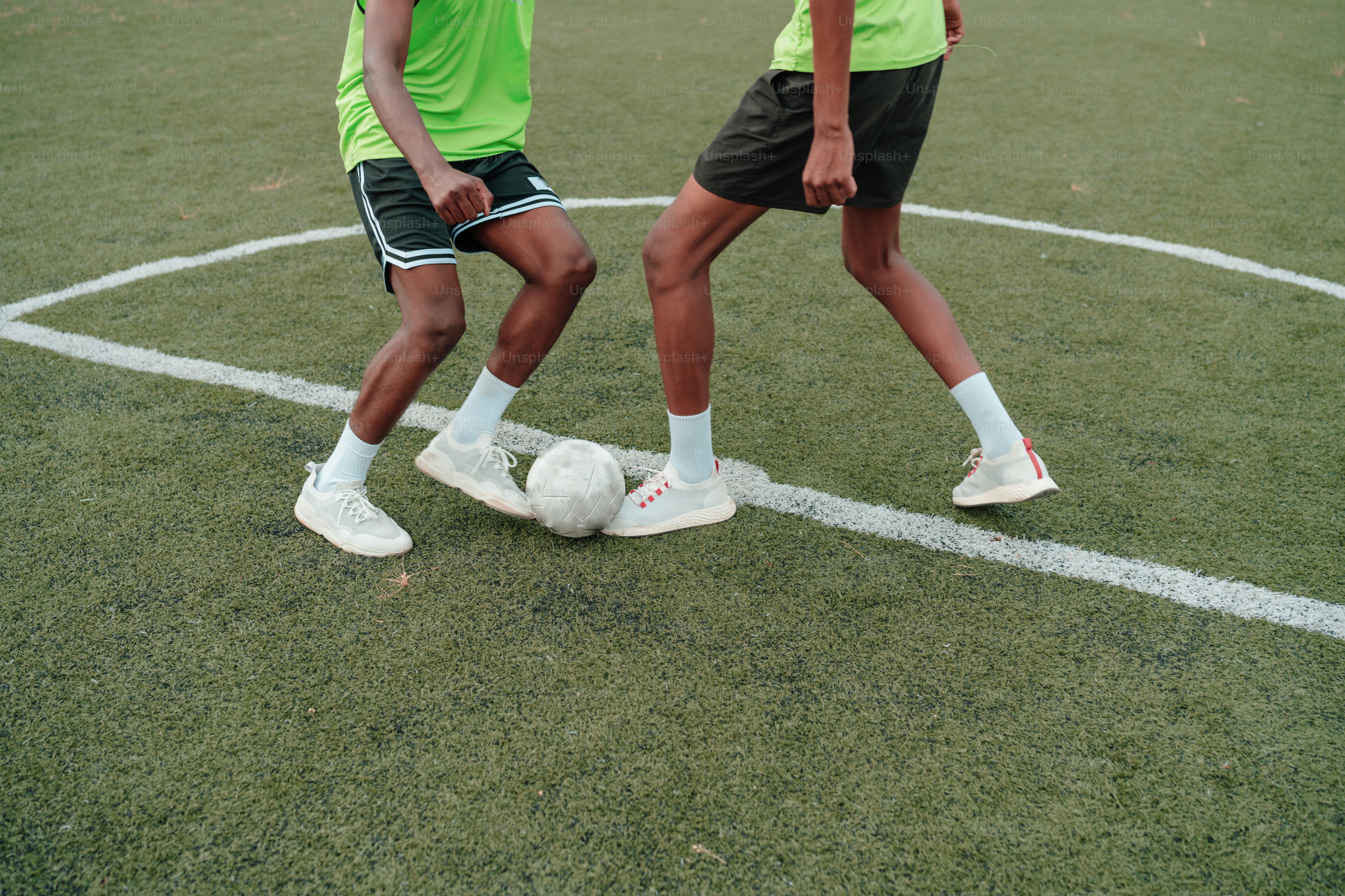 Beberapa pria berdiri di atas lapangan sepak bola