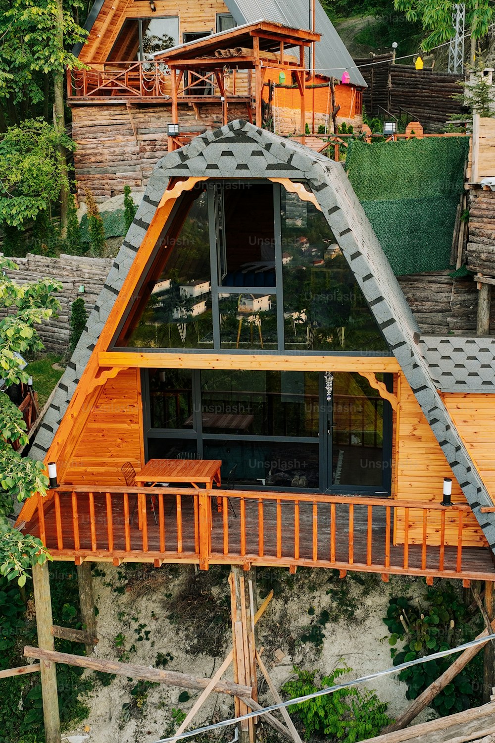 una casa de madera con un techo hecho de ladrillos