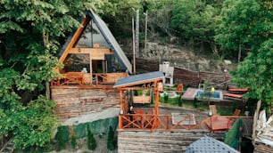 uma pequena cabana de madeira aninhada na floresta