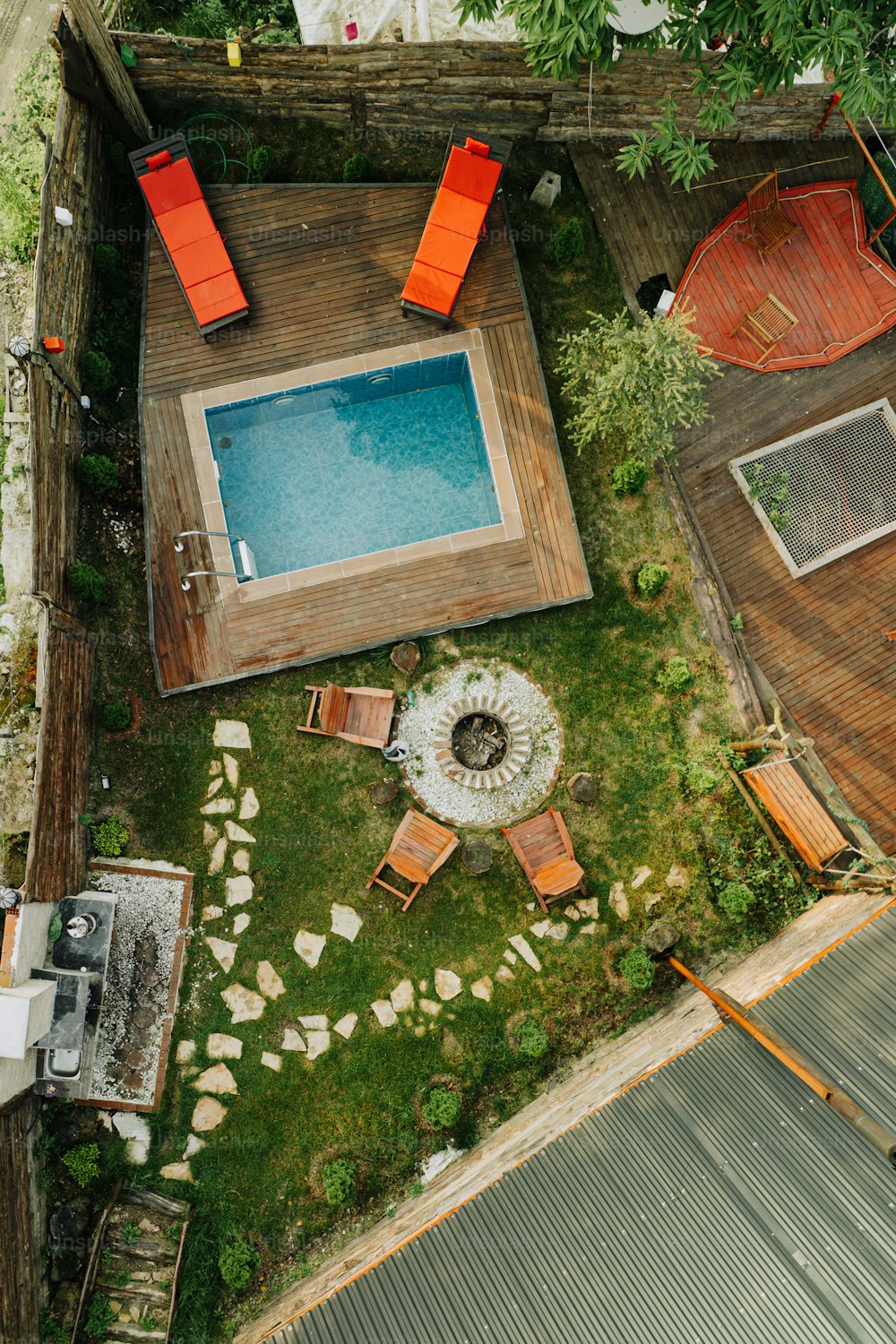 Una vista aérea de un patio trasero con piscina