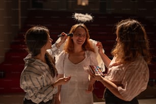 Un gruppo di donne in piedi l'una accanto all'altra