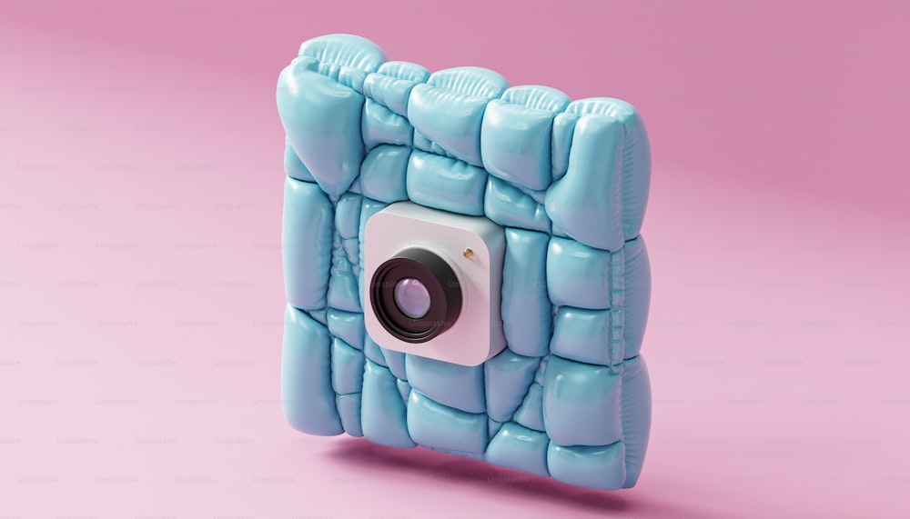 uma caixa de câmera feita de plástico azul