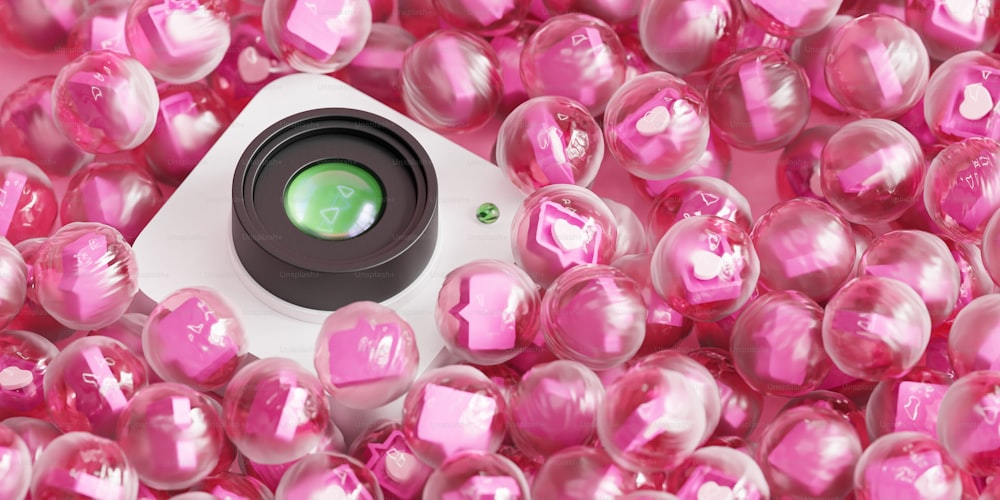 Una macchina fotografica circondata da palline di plastica rosa