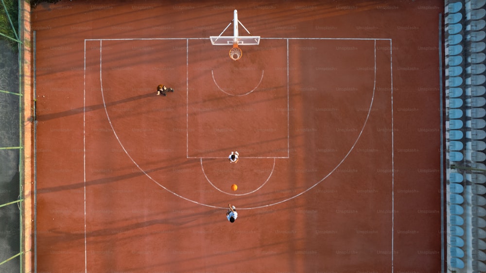 Una vista dall'alto di un campo da basket con persone su di esso