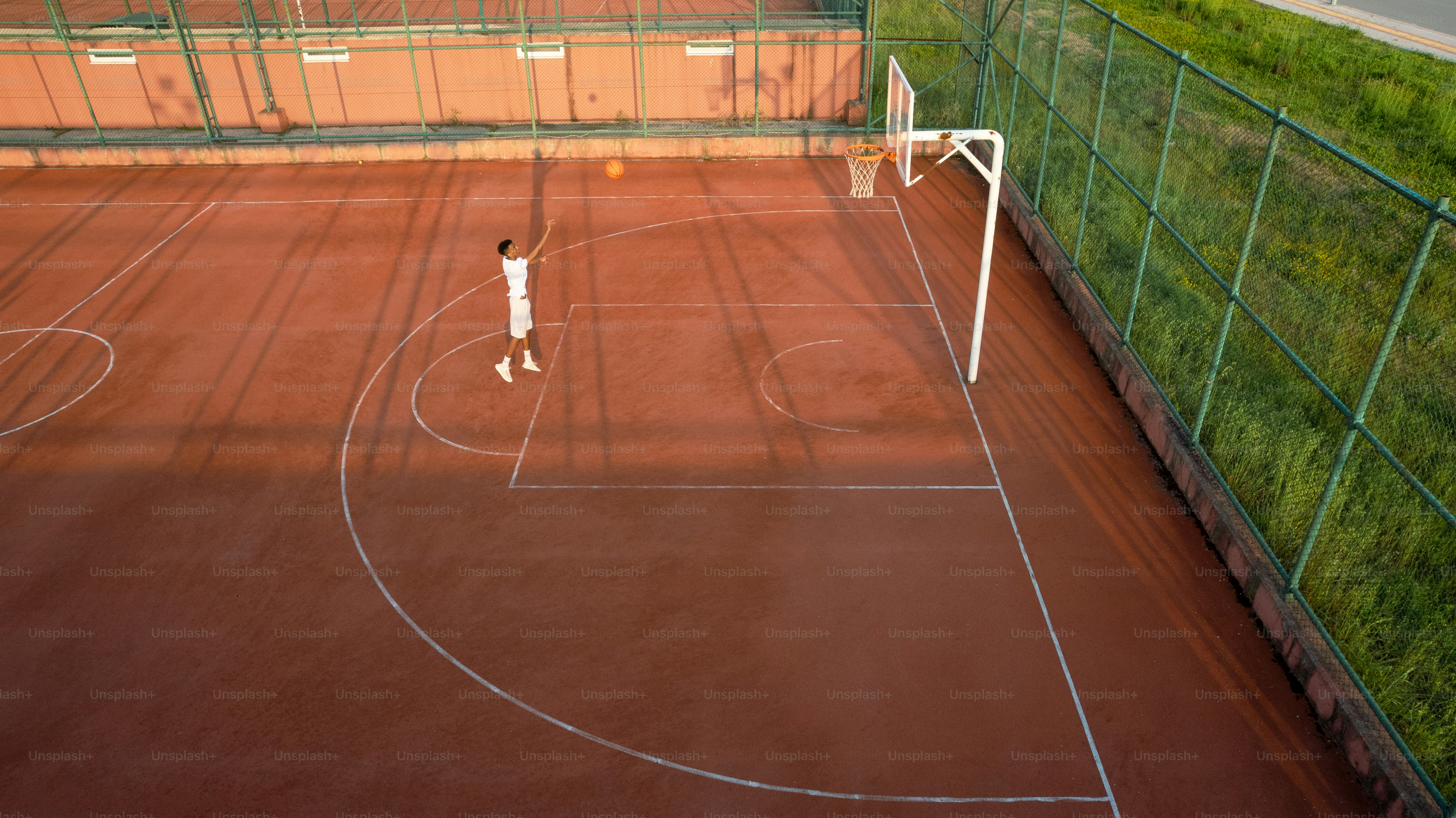une personne sur un terrain avec une balle