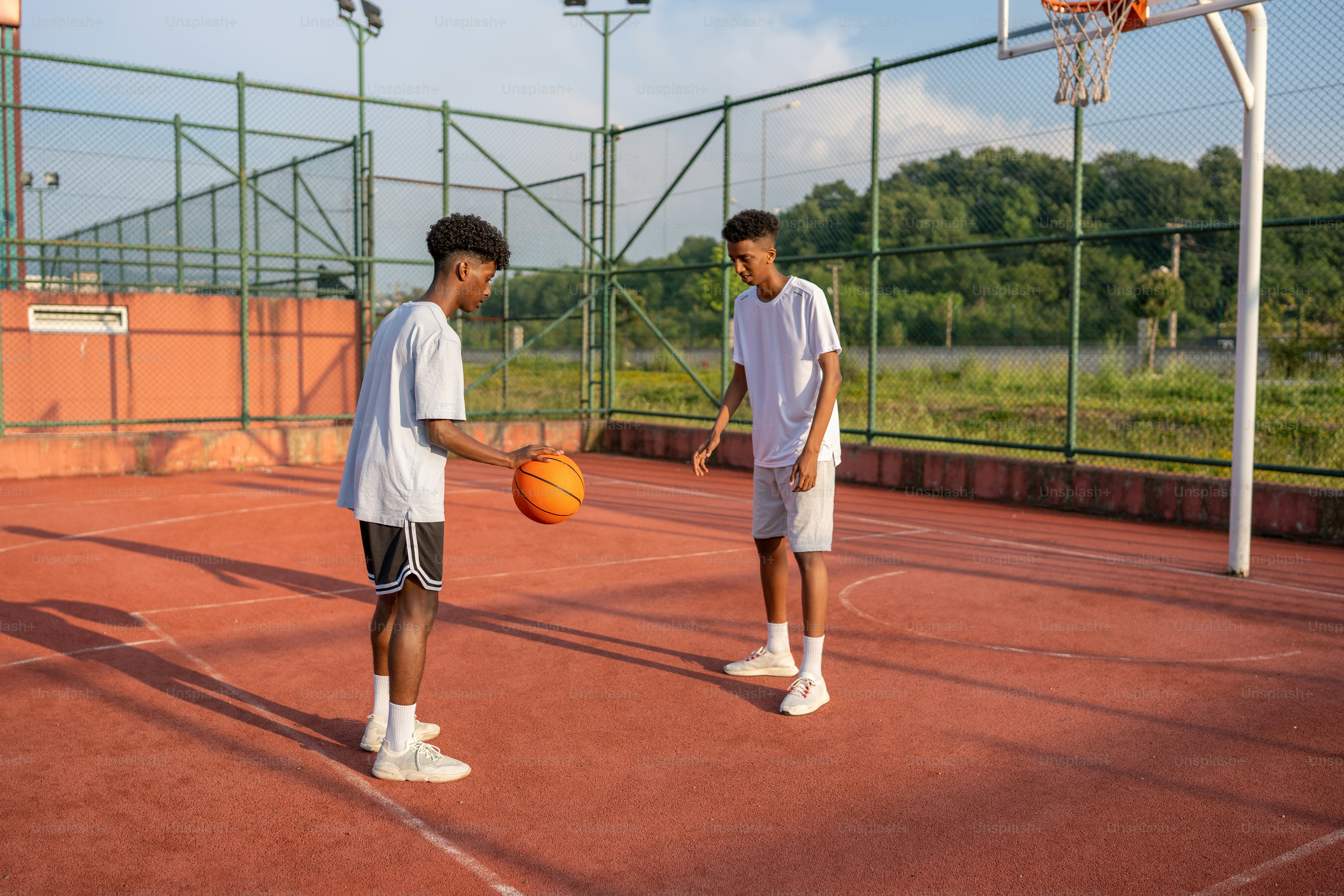 Um casal de jovens em cima de uma quadra de basquete foto – Imagem sobre  Desporto na Unsplash, image size:3000x2000
