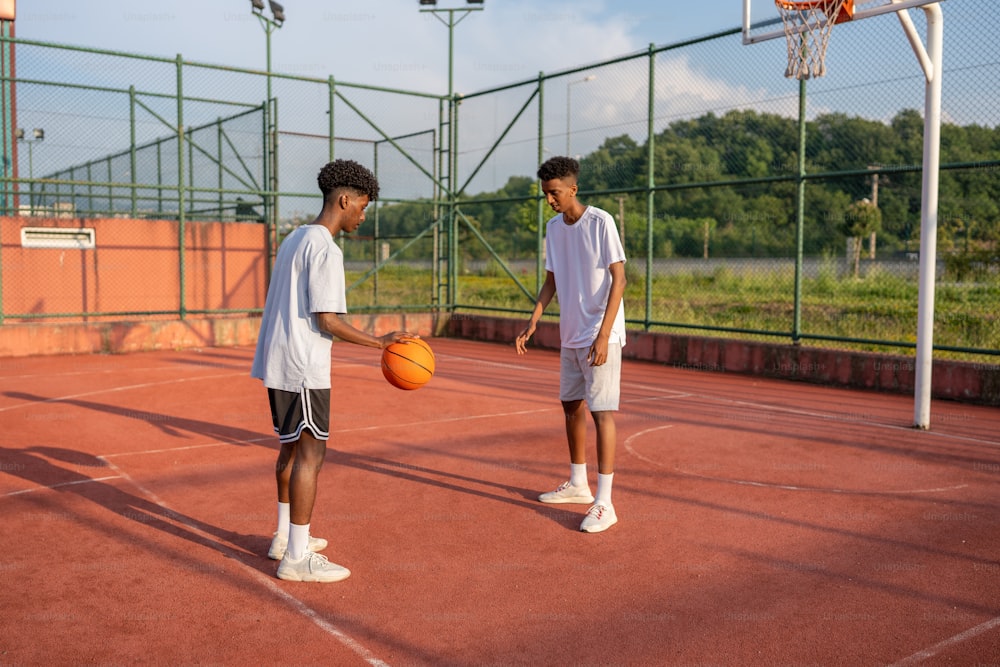 농구 코트 위에 서 있는 두 젊은이;