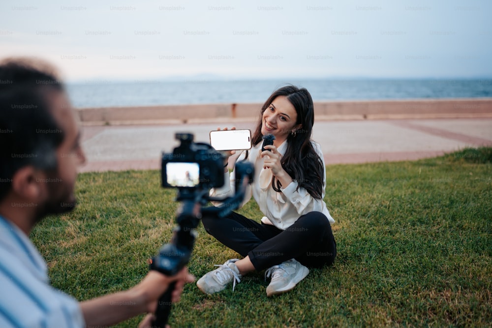 Une femme prenant une photo d’un homme avec un appareil photo