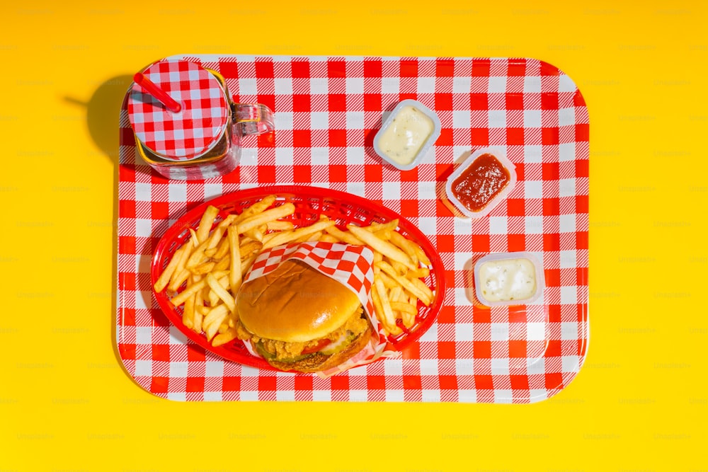 un plateau avec un hamburger et des frites dessus