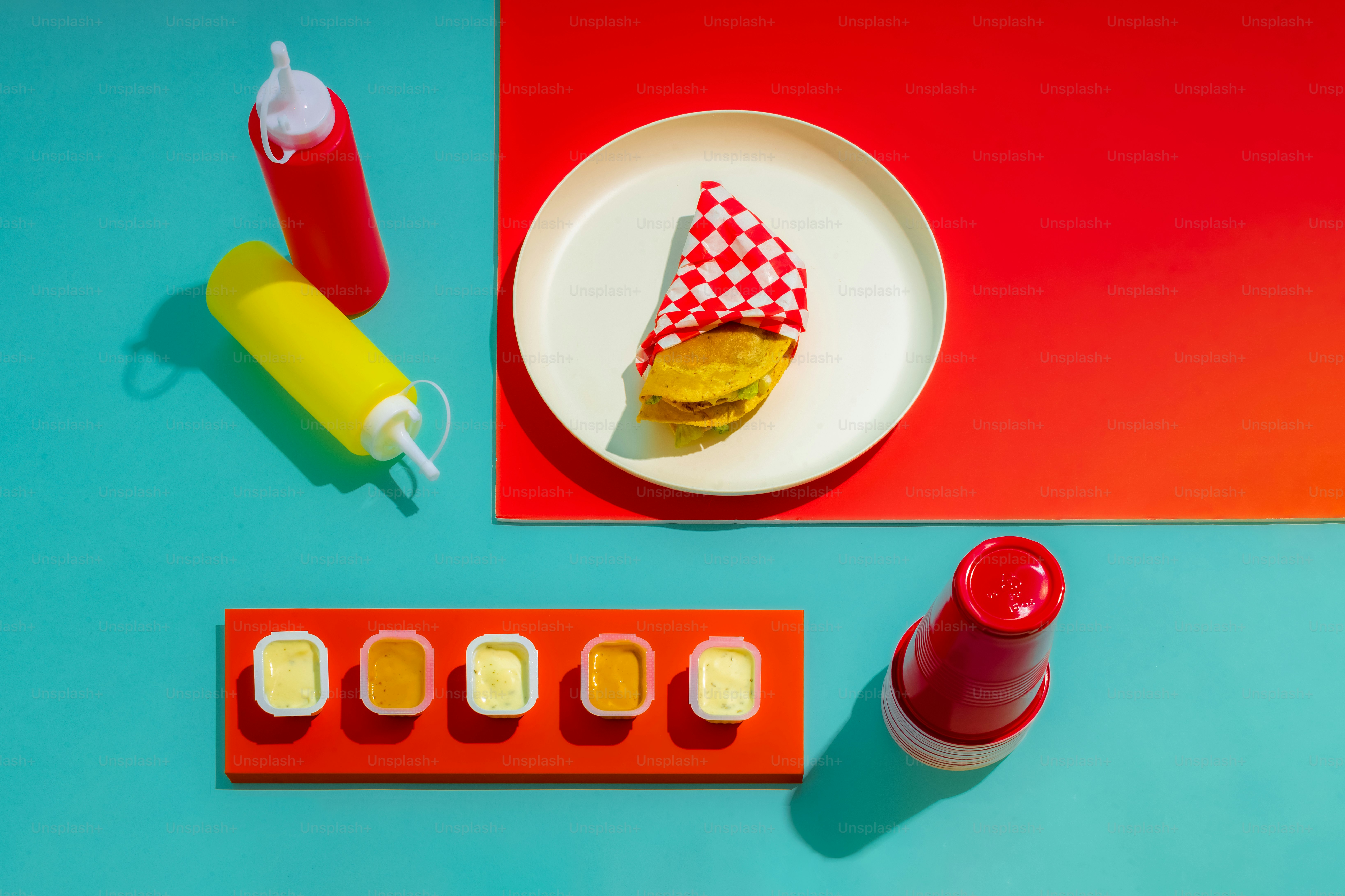 einen Teller mit Tabletten und ein Fläschchen Medizin