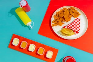 青と赤のテーブルの上の食べ物のプレート
