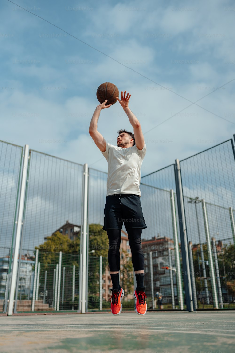 Un hombre saltando para clavar una pelota de baloncesto