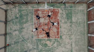 Un gruppo di persone in piedi in cima a un campo da basket