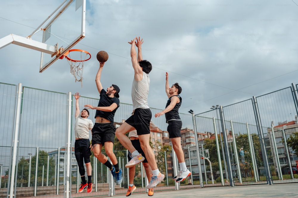 um grupo de jovens jogando uma partida de basquete