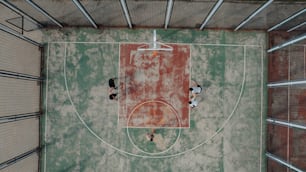 une vue aérienne d’un terrain de basketball avec des gens dessus