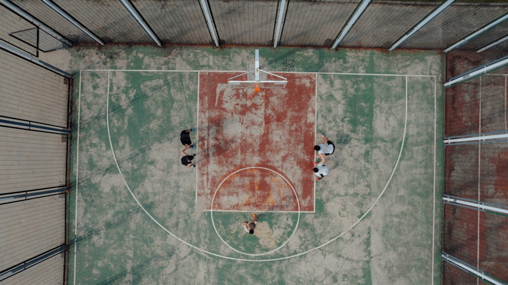 Una vista dall'alto di un campo da basket con persone su di esso