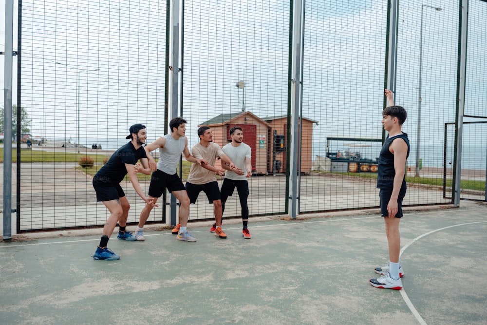Un groupe d’hommes debout sur un terrain de basket