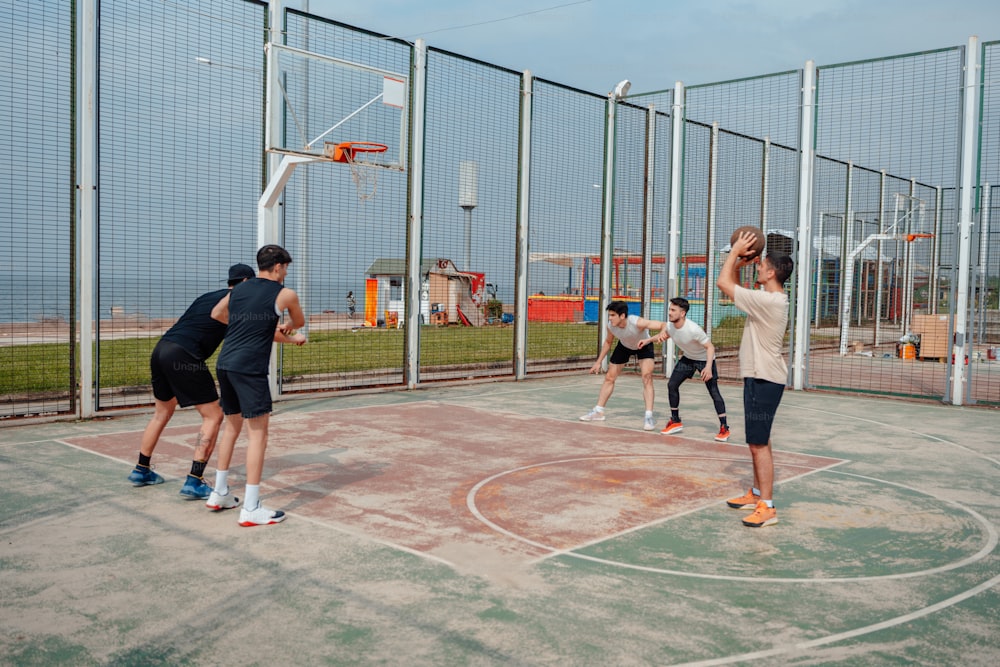um grupo de pessoas jogando uma partida de basquete