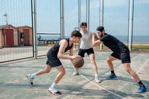 농구 경기를 하는 한 무리의 젊은이들
