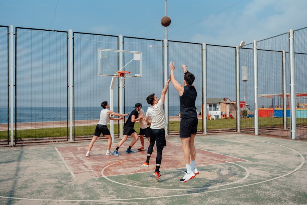 um grupo de pessoas jogando uma partida de basquete