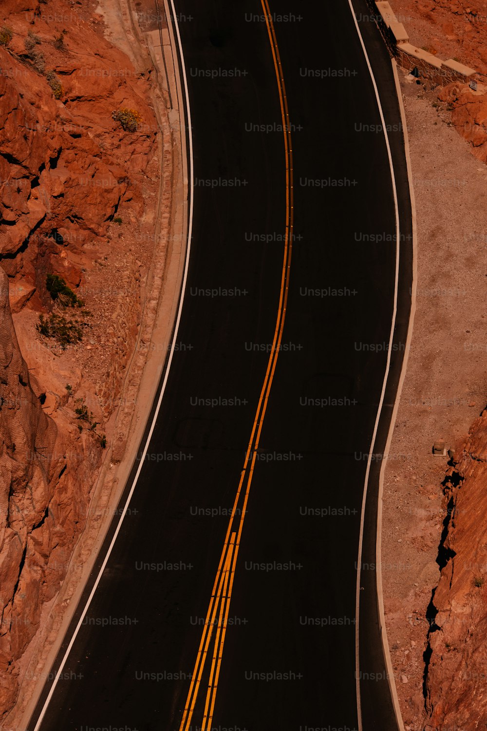 Uma estrada sinuosa no meio do deserto