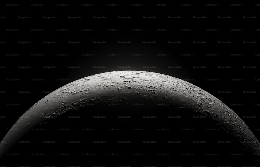 Une photo en noir et blanc de la lune