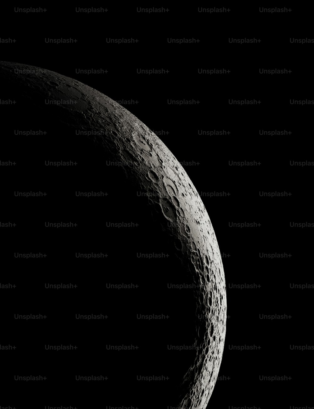 Una foto in bianco e nero della luna