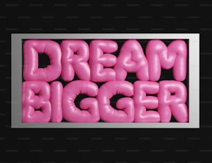 Las palabras Dream Bigger están hechas de globos