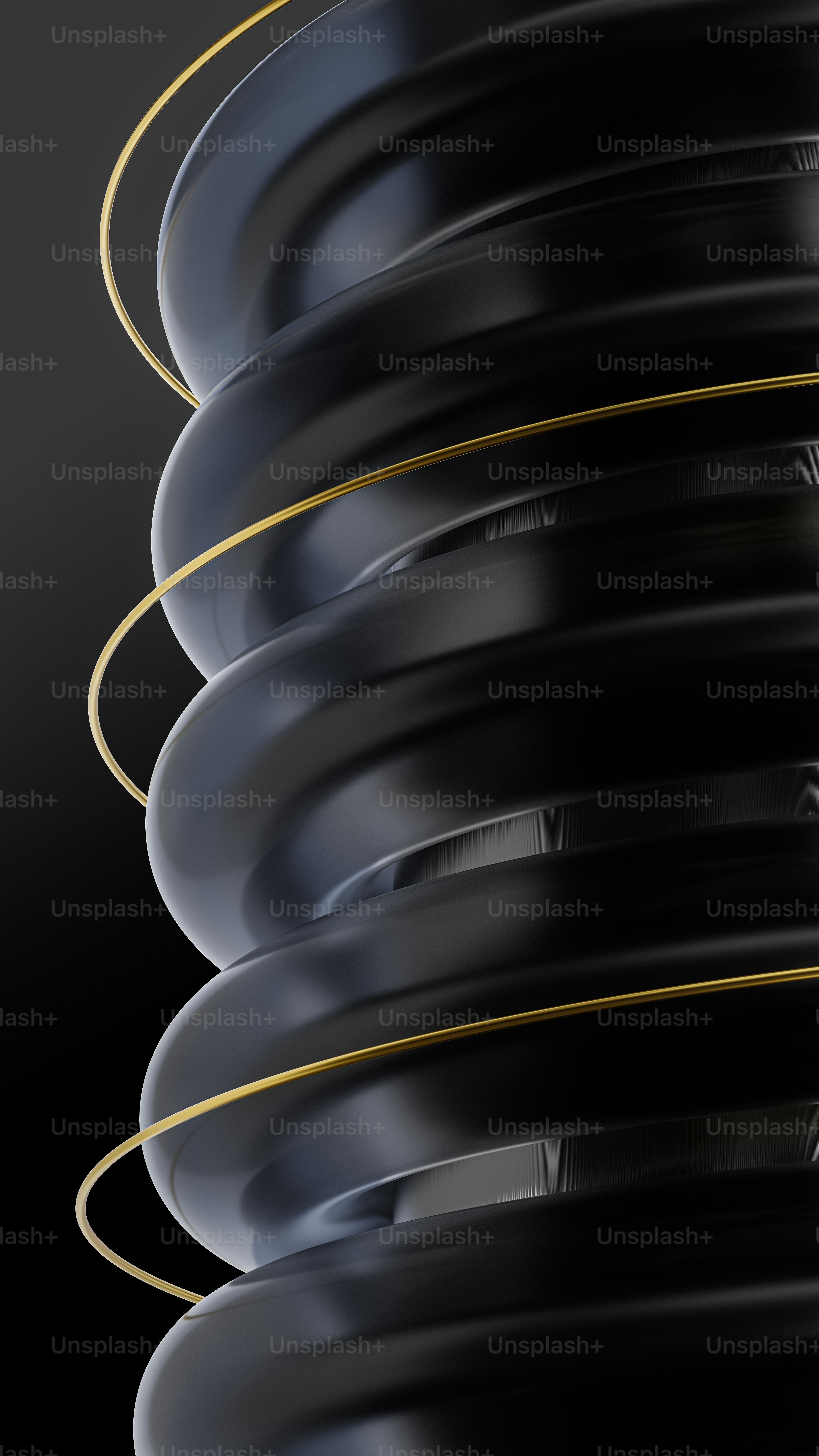 黒い皿の積み重ねが重なり合っている