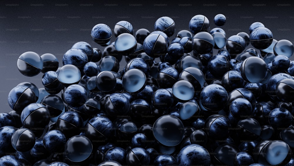 ein Haufen glänzend blauer Bälle auf schwarzem Hintergrund