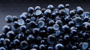 un mucchio di palline blu lucido su uno sfondo nero